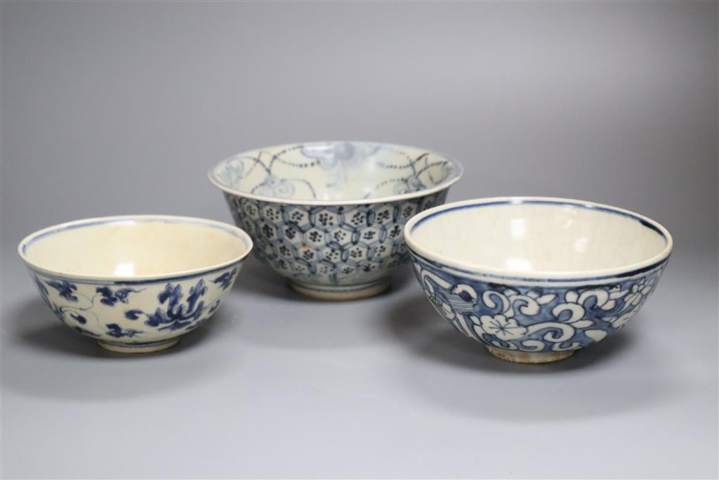 Three Chinese provincial Ming porcelain bowls, largest diameter 6cm